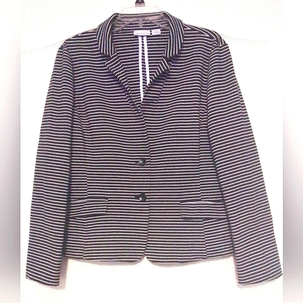 Liz Claiborne XL Women's 2 Button Blouse in black and white, 2 pockets in front.